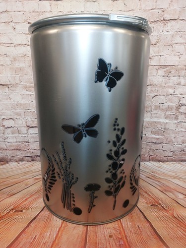 Feuertonne mit blumenwiese - -,